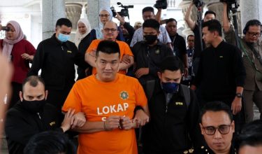 Bekas Setiausaha Politik Kanan Perdana Menteri Datuk Seri Shamsul Iskandar Mohd Akin dan seorang ahli perniagaan, Albert Tei Jiann Cheing dibawa ke Kompleks Mahkamah Putrajaya bagi mendapatkan perintah reman pada 29 Nov/Foto BERNAMA