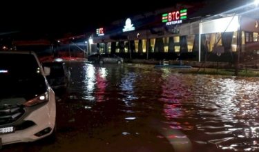 Beberapa jalan di Kota Kinabalu tidak boleh dilalui akibat banjir kilat malam ini/Foto JKR Sabah