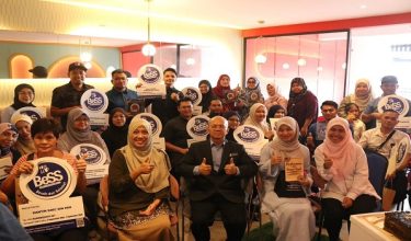 Pengarah Kesihatan Perlis, Dr Ghazali Chik (tengah) bersama wakil premis makanan yang menerima Pengiktirafan Bersih dan Selamat (BeSS) pada majlis penyampaian sijil di Kangar, baru-baru ini.