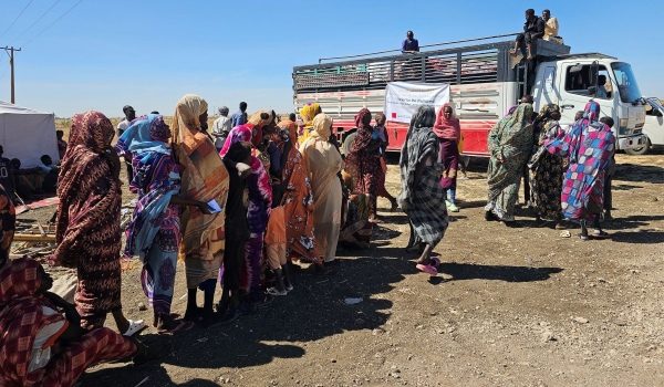 Penduduk Sudan yang dipindahkan dari kawasan Heglig di barat negara itu menunggu bantuan kemanusiaan di Kem Perpindahan Abu al-Naga, Gedaref, kira-kira 420 kilometer di timur Khartoum/Foto AFP