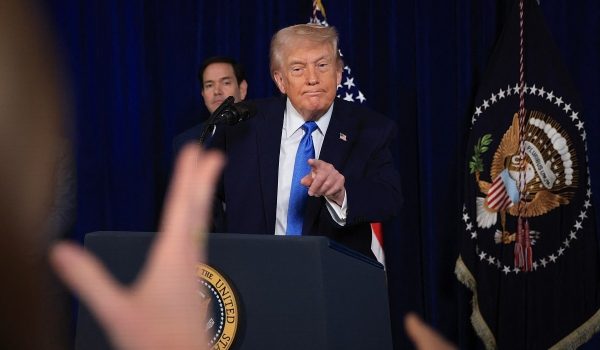 Presiden AS Donald Trump bercakap kepada media di kelab Mar-a-Lago selepas mengesahkan serangan besar-besaran tentera AS di Caracas/Foto AFP