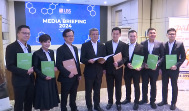 Pengarah Urusan Kumpulan LBS Bina Group Berhad, Tan Sri Lim Hock San (empat, kiri) selepas sidang media pada Majlis '2019 Outlook Media Briefing' di Petaling Jaya.