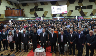 Perdana Menteri Datuk Seri Anwar Ibrahim bersama Menteri Pendidikan Tinggi Datuk Seri Dr Zambry Abd Kadir dan Pengerusi Lembaga Pemegang Amanah Yayasan Pendidikan TARC Datuk Seri Dr Wee Ka Siong bersama para pelajar pada program program Temu Anwar di TAR UMT, Kuala Lumpur hari ini.