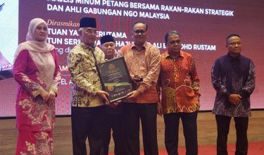 Yang Dipertua Negeri Melaka, Tun Mohd Ali Rustam menyampai sijil kemenangan kepada Prof Dr Azhar Wahid (tiga kanan) sambil disaksikan Pengerusi Jawatankuasa Kerja Penganjuran, Tan Sri Prof. Datuk Dr. Abdul Latiff Abu Bakar.