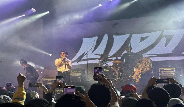 Nidji juga mempamerkan gabungan lagu-lagu popular seperti Laskar Pelangi, Hapus Aku, Sumpah Mati, 'Shadows' dan Biarlah. 