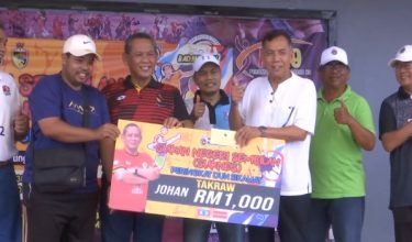 Menteri Besar NS, Datuk Seri Aminuddin Harun menyampaikan hadiah kepada pemenang
