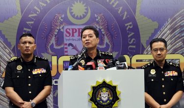 Ketua Pesuruhjaya Suruhanjaya Pencegahan Rasuah Malaysia (SPRM) Tan Sri Azam Baki  ketika sidang media perkembangan siasatan kes SPRM / FOTO BERNAMA