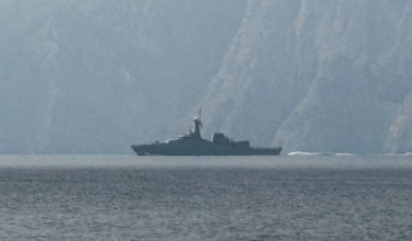 Sebuah kapal tentera laut berlayar di Selat Hormuz, laluan air penting yang dilalui banyak kapal minyak dan gas dunia/ AFP