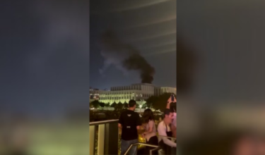 Asap tebal kelihatan berhampiran Konsulat Amerika Syarikat (AS) di Dubai/ REUTERS