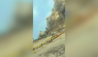 Kepulan asap dari kilang penapisan minyak Saudi di kilang pengeluaran minyak Ras Tanura, berhampiran Dammam di wilayah timur Arab Saudi, selepas serangan dron/ AFP