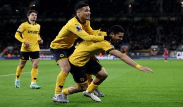 Para pemain Wolves meraikan gol kemenangan menentang Liverpool/REUTERS