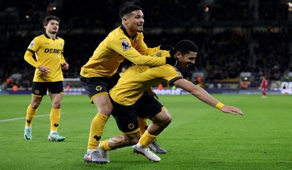 Para pemain Wolves meraikan gol kemenangan menentang Liverpool/REUTERS