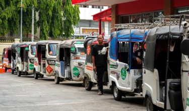 Tuk-tuk beratur isi LPG dan petrol di stesen minyak Phnom Penh/Foto REUTERS