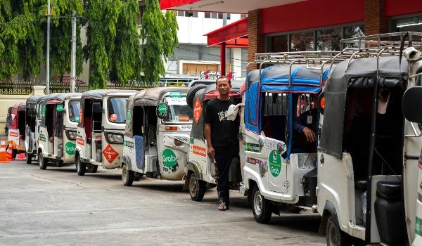 Tuk-tuk beratur isi LPG dan petrol di stesen minyak Phnom Penh/Foto REUTERS