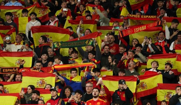 Penyokong Sepanyol kibarkan bendera ketika aksi persahabatan menentang Mesir di Barcelona/Foto AFP