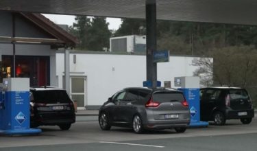 Penduduk Hanover beratur isi minyak/Foto VIORY