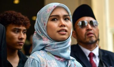 Bella Astillah di pekarangan Mahkamah Rendah Syariah Kuala Lumpur hari ini/BERNAMA