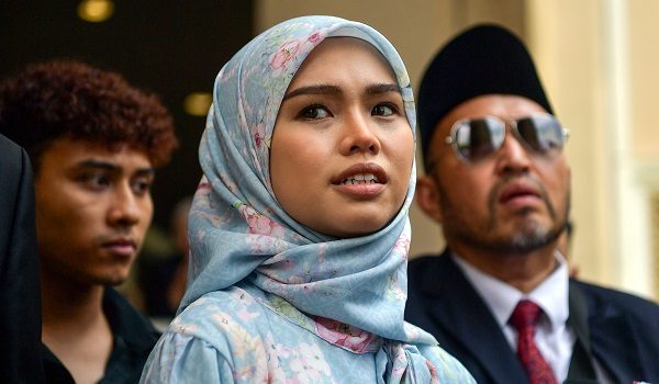 Bella Astillah di pekarangan Mahkamah Rendah Syariah Kuala Lumpur hari ini/BERNAMA