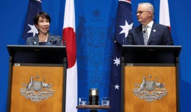 Perdana Menteri Jepun, Sanae Takaichi berucap bersama Perdana Menteri Australia, Anthony Albanese pada sidang media di Bangunan Parlimen, Canberra, Australia/Foto REUTERS