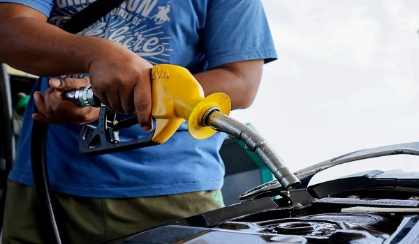 KUALA TERENGGANU, 13 April -- Penunggang motosikal mengisi minyak semasa program pemantauan pelaksanaan pematuhan larangan penjualan dan pembelian barang kawalan (Petrol RON 95) di Petronas Jalan Tok Adis, Kuala Ibai, hari ini.

Kerajaan mengekalkan kadar subsidi sebanyak RM1.88 seliter bagi pengangkutan awam dan RM2.15 seliter bagi pengangkutan barangan demi memastikan rantaian bekalan makanan dan logistik tidak terjejas serta membantu mengawal tekanan inflasi.

-- fotoBERNAMA (2026) HAK CIPTA TERPELIHARA