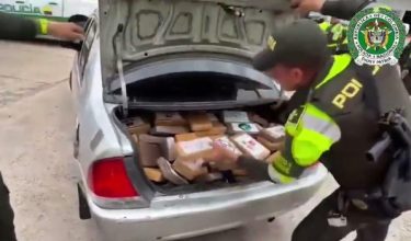 Polis Colombia menunjukkan sebahagian daripada 350 kilogram kokain yang dirampas dalam but kenderaan/Foto VIORY