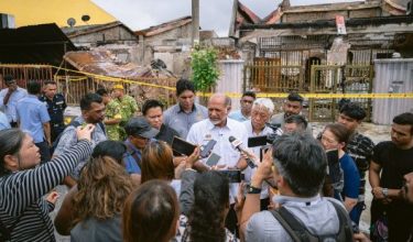 Ahli Parlimen Damansara Gobind Singh Deo ditemui media di lokasi kebakaran di Taman Ehsan, Kepong hari ini/Foto Facebook Gobind Singh