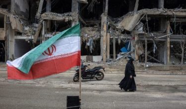 Bendera Iran megah berkibar disebalik runtuhan bangunan yang dibedil AS-Israel/Foto REUTERS