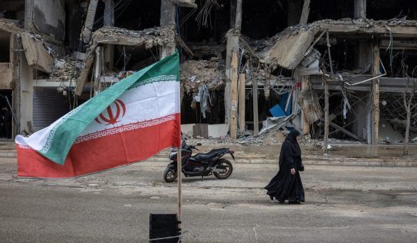 Bendera Iran megah berkibar disebalik runtuhan bangunan yang dibedil AS-Israel/Foto REUTERS