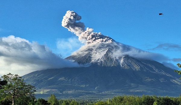 This handout photo taken and received on February 4, 2024 courtesy of Rolando Esguerra shows Mayon volcano spewing ash into the air as seen from the Cagsawa ruins in Daraga town, Albay province, south of Manila. (Photo by Handout / Courtesy of Rolando Esguerra / AFP) / RESTRICTED TO EDITORIAL USE - MANDATORY CREDIT "AFP PHOTO / COURTESY OF ROLANDO ESGUERRA" - NO MARKETING - NO ADVERTISING CAMPAIGNS - DISTRIBUTED AS A SERVICE TO CLIENTS