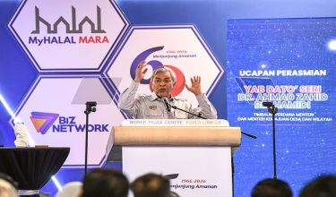 KUALA LUMPUR, 4 Mei -- Timbalan Perdana Menteri   Datuk Seri Dr Ahmad Zahid Hamidi menyampaikan ucapan perasmian pada Majlis Pelancaran Ekosistem Halal (MARA) di Dewan Tun Razak 3 Pusat Dagangan Dunia (WTC) Kuala Lumpur hari ini.

-- fotoBERNAMA (2026) HAK CIPTA TERPELIHARA5