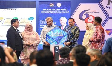 KUALA LUMPUR, 4 Mei -- Timbalan Perdana Menteri  Datuk Seri Dr Ahmad Zahid Hamidi (tengah) ketika gimik peluncuran portal MyHalal MARA pada Majlis Pelancaran Ekosistem Halal (MARA) di Dewan Tun Razak 3 Pusat Dagangan Dunia (WTC) Kuala Lumpur hari ini.

Turut hadir Timbalan Menteri Kemajuan Desa dan Wilayah, Datuk Rubiah Wang (dua,kiri), Pengerusi MARA, Datuk Dr Asyraf Wajdi Dusuki (tiga, kanan) dan Ketua Pengarah MARA, Datuk Zulfikri Osman (kanan).

-- fotoBERNAMA (2026) HAK CIPTA TERPELIHARA5