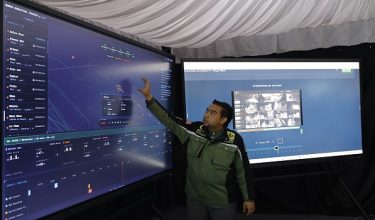 SEPANG, 4 Mei -- Ketua Pengarah Sumud Nusantara Command Center (SNCC) Datuk Dr Sani Araby Abdul Alim Araby menunjukan situasi yang berlaku pada sidang media khas mengenai perkembangan terkini Misi Global Sumud Flotilla 2026 di SNCC hari ini.

--fotoBERNAMA (2026) HAK CIPTA TERPELIHARA