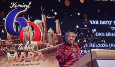 KUALA LUMPUR, 3 Mei April -- Timbalan Perdana Menteri Datuk Seri Dr Ahmad Zahid Hamidi yang juga Menteri Kemajuan Desa dan Wilayah berucap pada Malam Gala Persada Majlis Amanah Rakyat (MARA) di Dewan Merdeka, Pusat Dagangan Dunia Kuala Lumpur hari ini.

--fotoBERNAMA (2026) HAK CIPTA TERPELIHARA