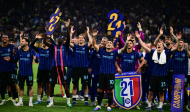 Pemain Inter Milan meraikan kejayaan selepas memenangi ‘scudetto’ ke-21 susulan perlawanan Serie A Itali antara Inter Milan dan Parma di Stadium San Siro, Milan / Foto AFP