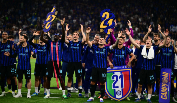 Pemain Inter Milan meraikan kejayaan selepas memenangi ‘scudetto’ ke-21 susulan perlawanan Serie A Itali antara Inter Milan dan Parma di Stadium San Siro, Milan / Foto AFP