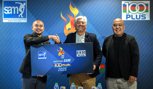 (Dari kiri) Pengarah Perhubungan Kerajaan dan Industri di Fraser & Neave Holdings Bhd (F&N), Norazrin Norsyam Yee; Presiden Persatuan Penulis-Penulis Sukan Malaysia (SAM), Norismadi Abd Manap dan Pengerusi Jawatankuasa Penganjur Anugerah SAM 2025, Hazreen Mubarak pada sidang media Anugerah SAM di Stadium Nasional Bukit Jalil / Foto BERNAMA