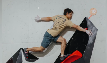 Salah seorang peserta menunjukkan aksi pada pentas akhir CRANK Boulder 2026 di Camp5 Eco City