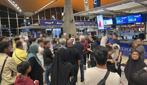 Sekumpulan bakal jemaah haji terkandas di KLIA sejak semalam/Foto Muzammil