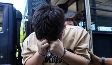 BATU PAHAT, 2 Jun -- Seorang remaja lelaki berusia 19 tahun ditahan reman selama dua hari bermula hari ini bagi membantu siasatan berhubung kemalangan maut yang mengorbankan lima nyawa, termasuk empat sekeluarga di Jalan Renggam-Simpang Renggam, di sini semalam.

Perintah reman hingga esok itu dikeluarkan oleh Majistret Mustaqim Sukarno di Mahkamah Majistret Batu Pahat bagi membolehkan siasatan lanjut dijalankan mengikut Seksyen 42(1) Akta Pengangkutan Jalan 1987.

--fotoBERNAMA (2026) HAK CIPTA TERPELIHARA