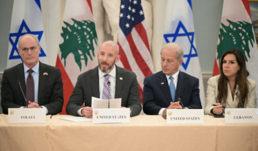 Duta Israel ke Amerika Syarikat Yechiel Leiter (kiri), Duta Amerika Syarikat ke Lubnan Michel Issa (dua dari kanan) dan Duta Lubnan ke Amerika Syarikat Nada Hamadeh (kanan) mendengar penerangan Ketua Staf Jabatan Negara Amerika Syarikat Daniel Holler semasa pertemuan antara delegasi Israel dan Lubnan yang dihoskan Amerika Syarikat di Jabatan Negara di Washington, DC, pada 3 Jun 2026, ketika kedua-dua pihak bersetuju melaksanakan gencatan senjata bersyarat
