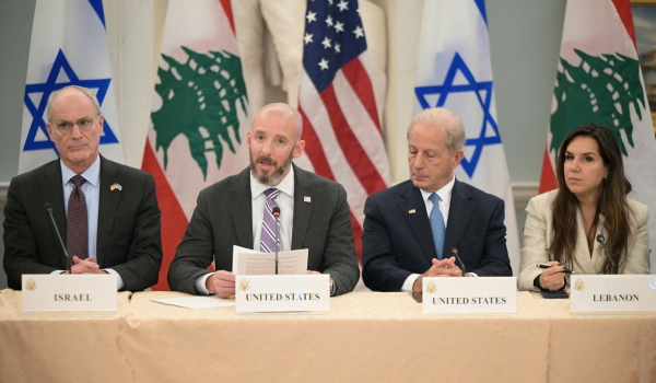 Duta Israel ke Amerika Syarikat Yechiel Leiter (kiri), Duta Amerika Syarikat ke Lubnan Michel Issa (dua dari kanan) dan Duta Lubnan ke Amerika Syarikat Nada Hamadeh (kanan) mendengar penerangan Ketua Staf Jabatan Negara Amerika Syarikat Daniel Holler semasa pertemuan antara delegasi Israel dan Lubnan yang dihoskan Amerika Syarikat di Jabatan Negara di Washington, DC, pada 3 Jun 2026, ketika kedua-dua pihak bersetuju melaksanakan gencatan senjata bersyarat