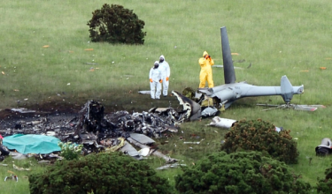 Pegawai forensik polis menjalankan siasatan di lokasi kejadian berhampiran Sourton Down, dekat Okehampton di Devon, selepas sebuah helikopter Tentera Laut Diraja Britain terhempas di sebuah kawasan lapang sejurus sebelum pukul 4 pagi, 3 Jun 2026. - Foto Reuters.