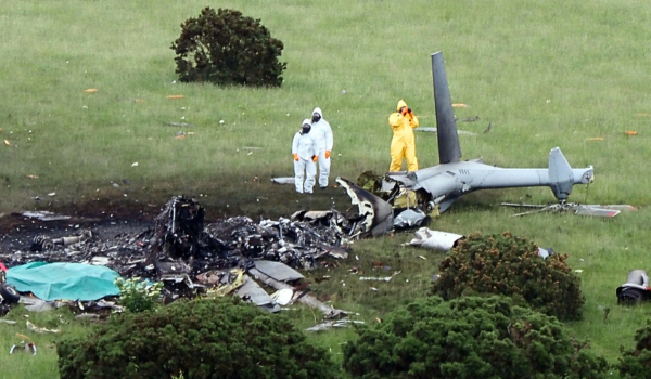 Pegawai forensik polis menjalankan siasatan di lokasi kejadian berhampiran Sourton Down, dekat Okehampton di Devon, selepas sebuah helikopter Tentera Laut Diraja Britain terhempas di sebuah kawasan lapang sejurus sebelum pukul 4 pagi, 3 Jun 2026. - Foto Reuters.