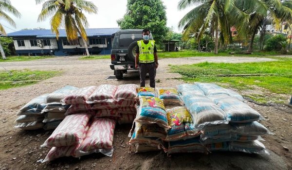 Sebanyak 1.38 tan beras dipercayai diseludup dari Thailand dirampas PGA dalam Op Taring Wawasan Kelantan di Pengkalan Haram Simpangan, semalam/Foto PGA Briged Tenggara