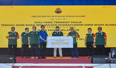 SABAK BERNAM, 4 Jun --  Raja Muda Selangor, Tengku Amir Shah (tengah), berkenan berangkat dan menyaksikan penyerahan sumbangan oleh Exco Infrastruktur dan Pertanian Negeri Selangor, Datuk Ir Izham Hashim (tiga kanan), kepada penerima sempena Program Pengukuhan Daya Tahan Selangor di bawah Program Gagasan Rumpun Selangor 2026 Daerah Sabak Bernam di Dewan Seri Bernam, Sungai Besar hari ini.

-- fotoBERNAMA (2026) HAK CIPTA TERPELIHARA