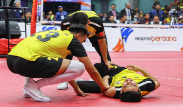 Mohamad Azlan cedera ketika perlawanan akhir acara regu berpasukan di Kejohanan Sepak Takraw Piala Asia 2025 di Stadium Titiwangsa, pada 18 Mei lalu - Foto BERNAMA