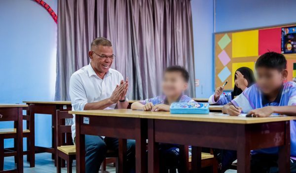 Menteri Dalam Negeri, Datuk Seri Saifuddin Nasution Ismail menyempurnakan Majlis Penyerahan Dokumen MEKAR Didik di Sekolah Bimbingan Jalinan Kasih pada 16 April lalu/Foto FB Saifuddin Nasution