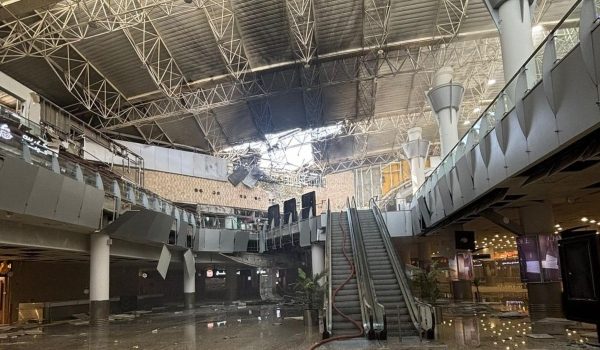 Keadaan di dalam Terminal 1 Lapangan Terbang Antarabangsa Kuwait yang mengalami kerosakan selepas diserang dron dan peluru berpandu/FOTO X/@_A_khalifa