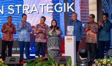 Datuk Seri Ahmad Zahid Hamidi bersama warga Kementerian Kemajuan Desa dan Wilayah (KKDW) dalam Majlis Perhimpunan Bulanan bagi bulan Jun 2026/Foto FB Zahid Hamidi