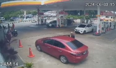 Tangkap layar memaparkan seorang lelaki yang tidak dikenali menyelinap masuk ke dalam kereta di sebuah stesen minyak di Semambu